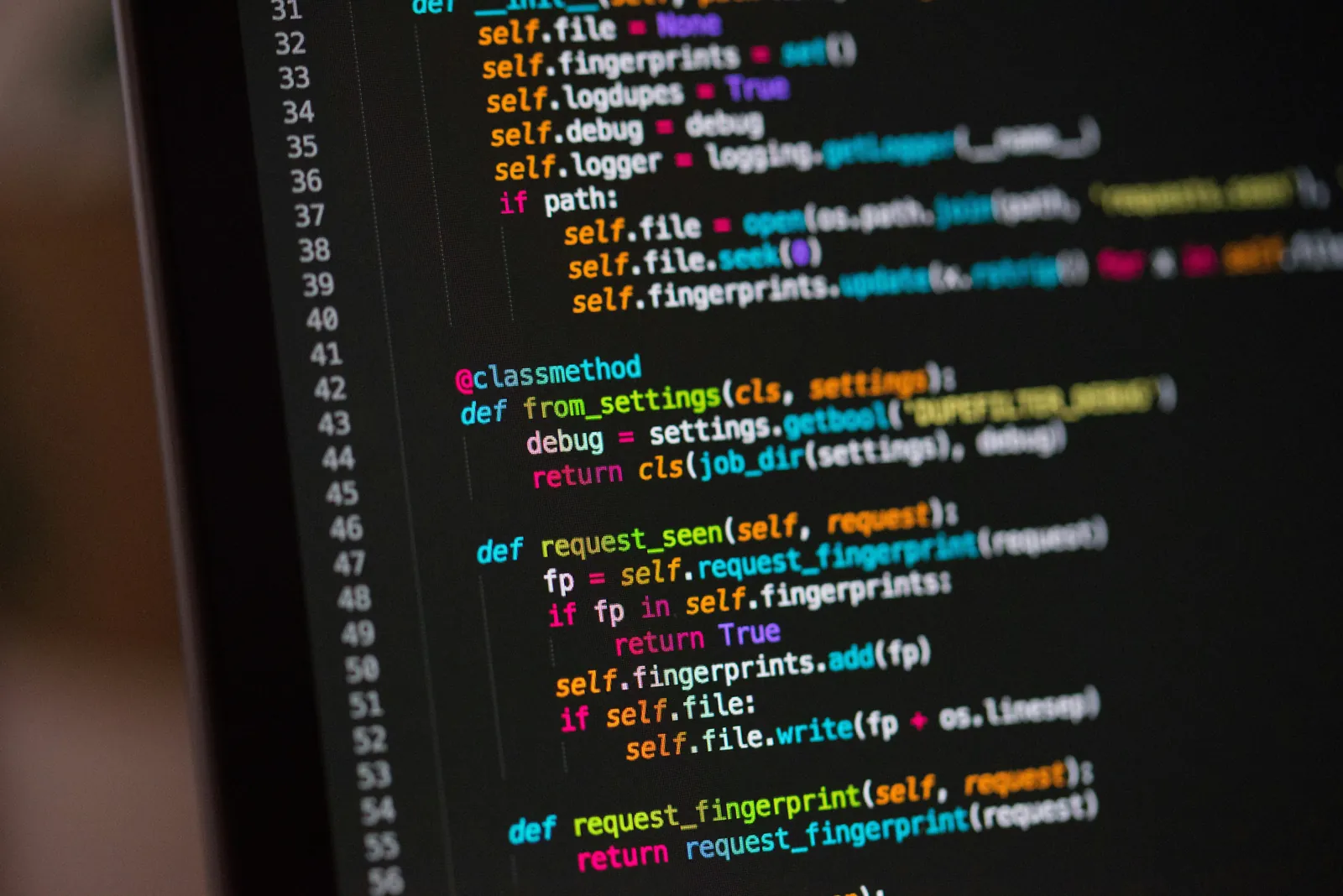 Pantalla de un desarrollador con el código de un sistema de IA sujeto al AI Act