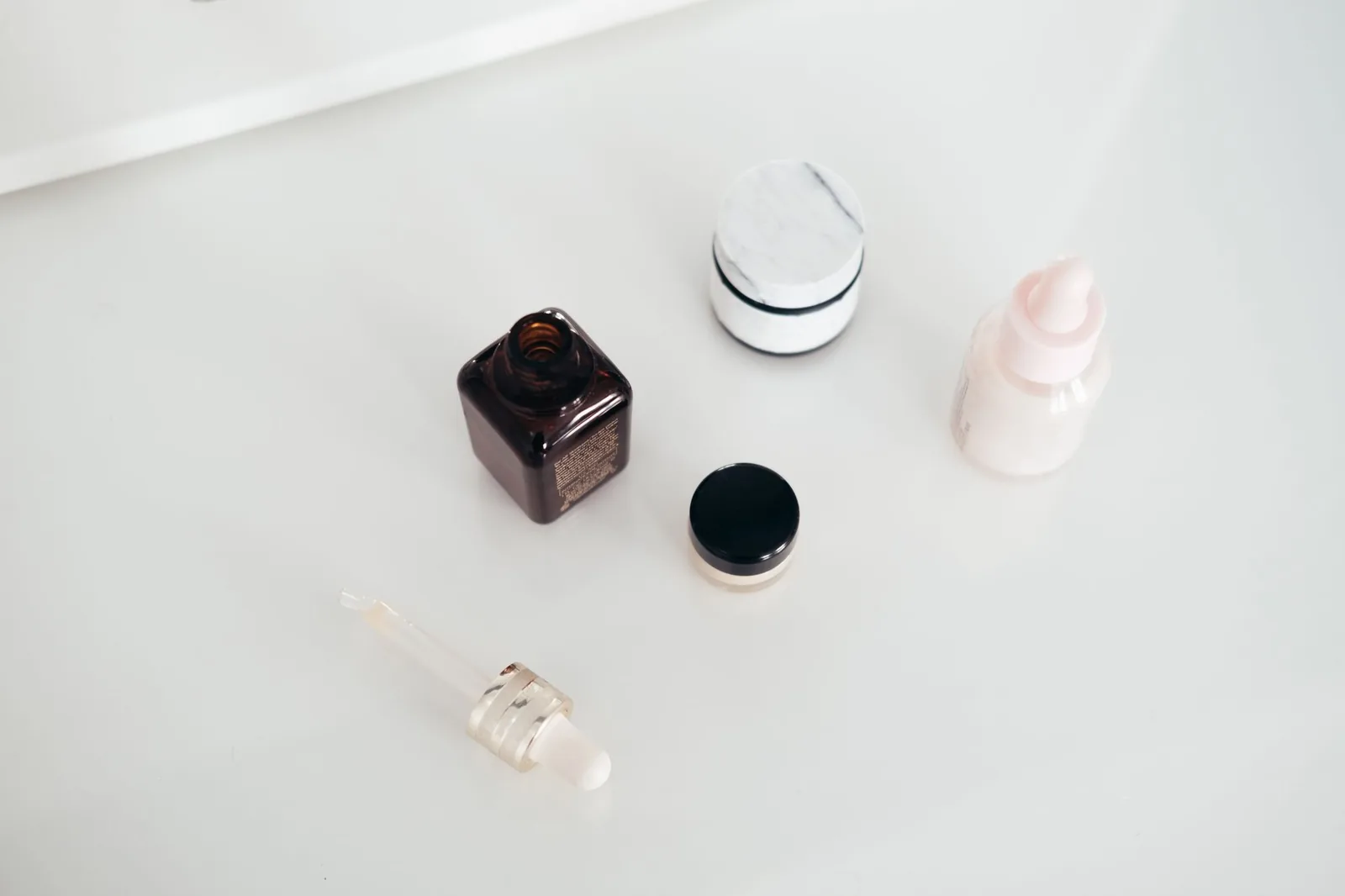 Flaconi di cosmetici e prodotti per la cura della pelle su un tavolo bianco