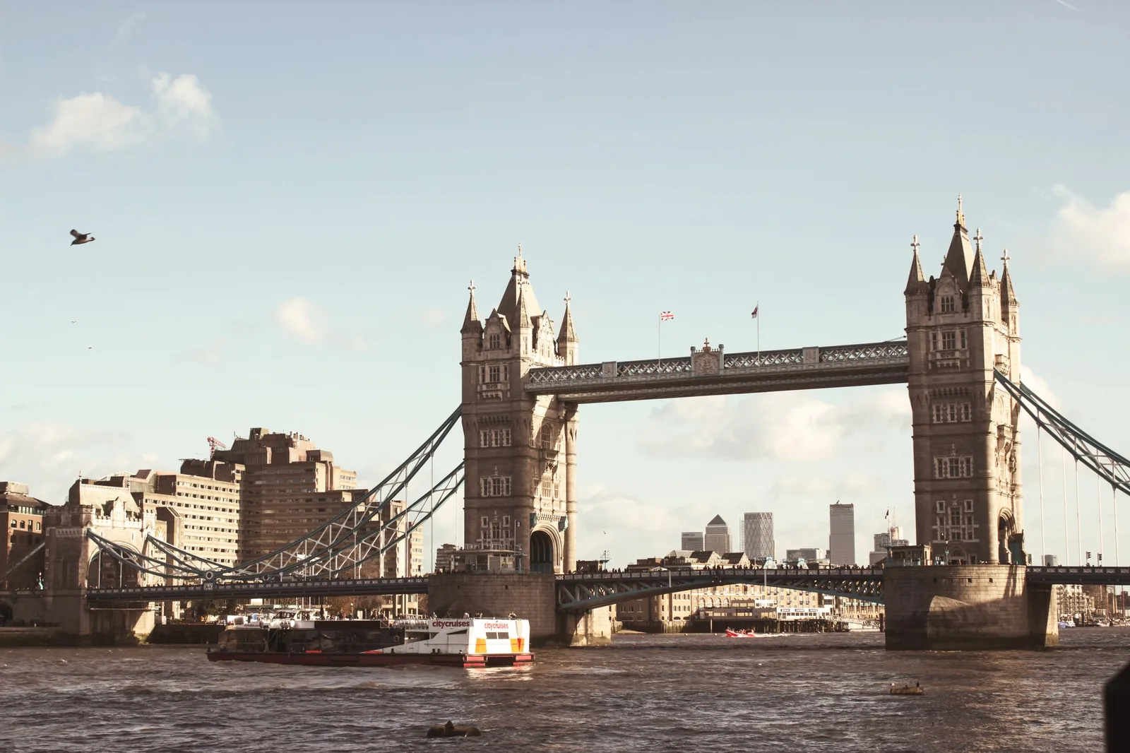 Londra e il Tamigi, nel Regno Unito, dove è registrata REP27 LTD