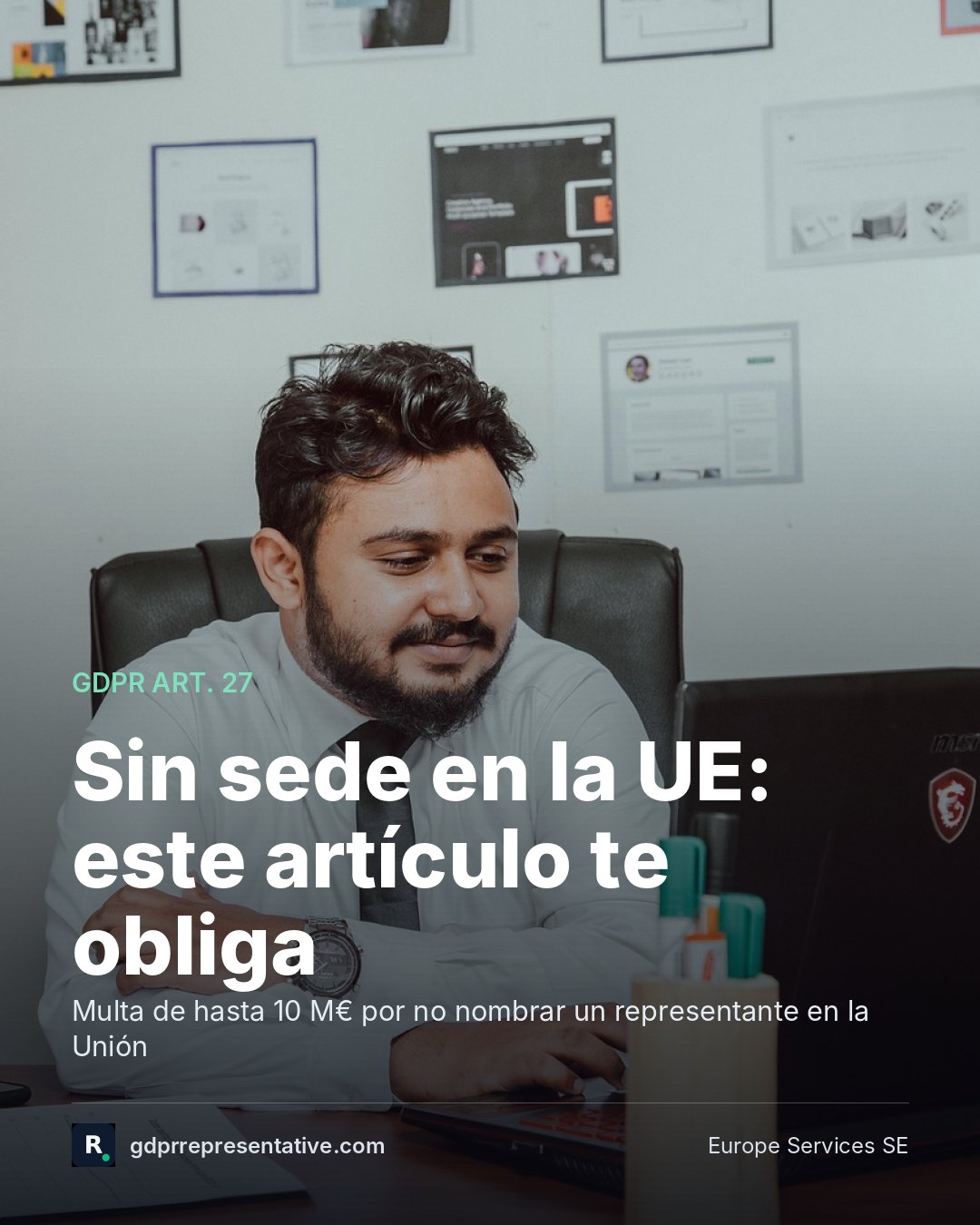 Portátil abierto sobre un escritorio de oficina con documentos en papel al lado, que representan la obligación documental del artículo 27 GDPR para empresas fuera de la UE
