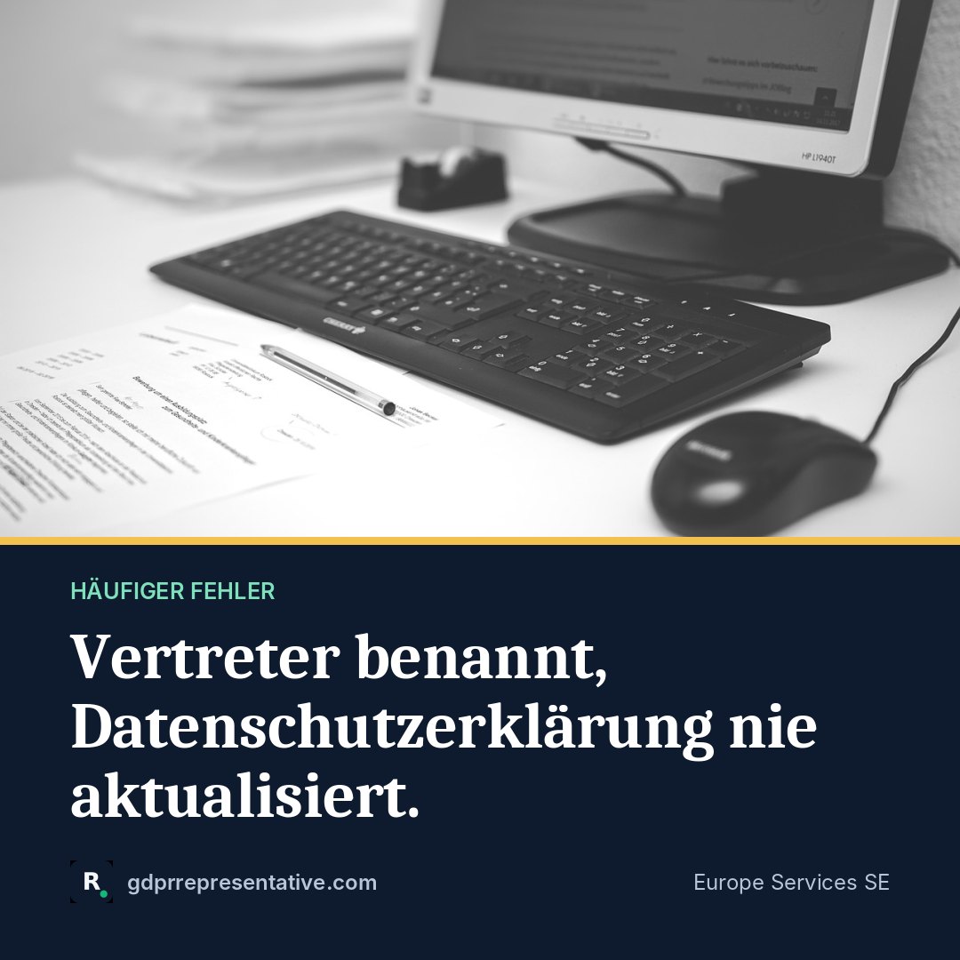 Schreibtisch mit aufgeschlagenem Laptop, auf dem eine Datenschutzerklärung geöffnet ist, daneben ein Dokument mit einer Unterschrift – Symbol für die Verbindung zwischen Benennungsbrief und Datenschutzhinweis nach Art. 13/14 DSGVO.